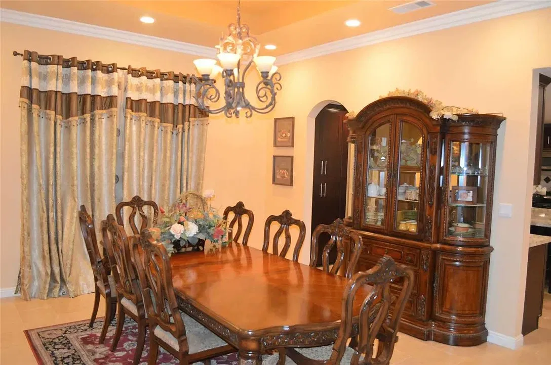 5 bed, 2418 sqft, $5,500 — Photo 3