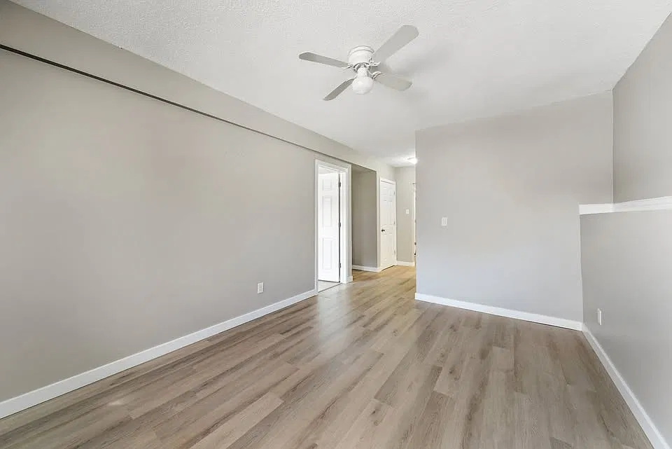Lower-218 Hilda St — Photo 3
