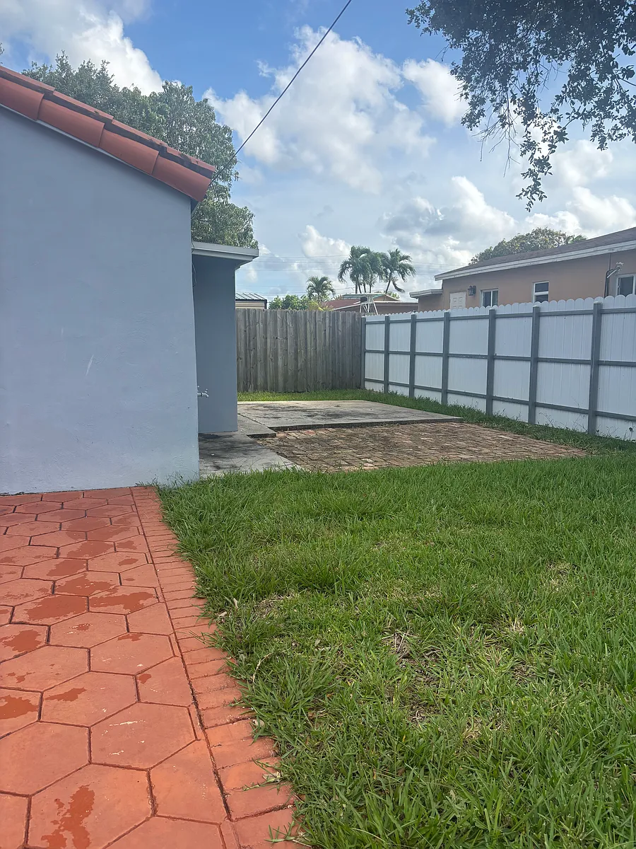 Building Photo - 300 SW 55th Ave #1