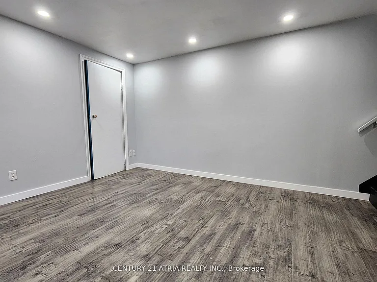 49 Lawrence Cres #BASEMENT — Photo 11