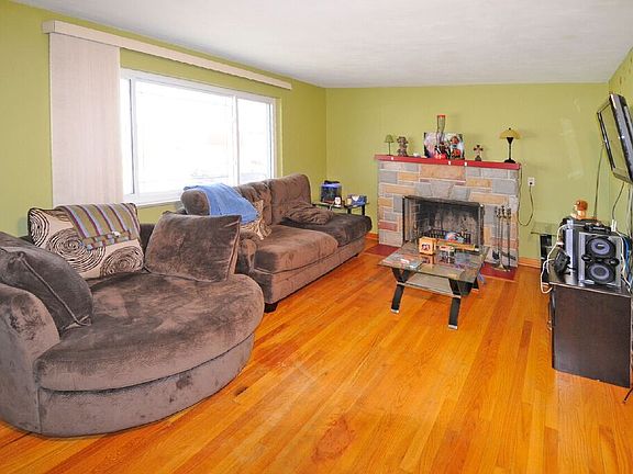 5th image of 1120 E Maple Ave
