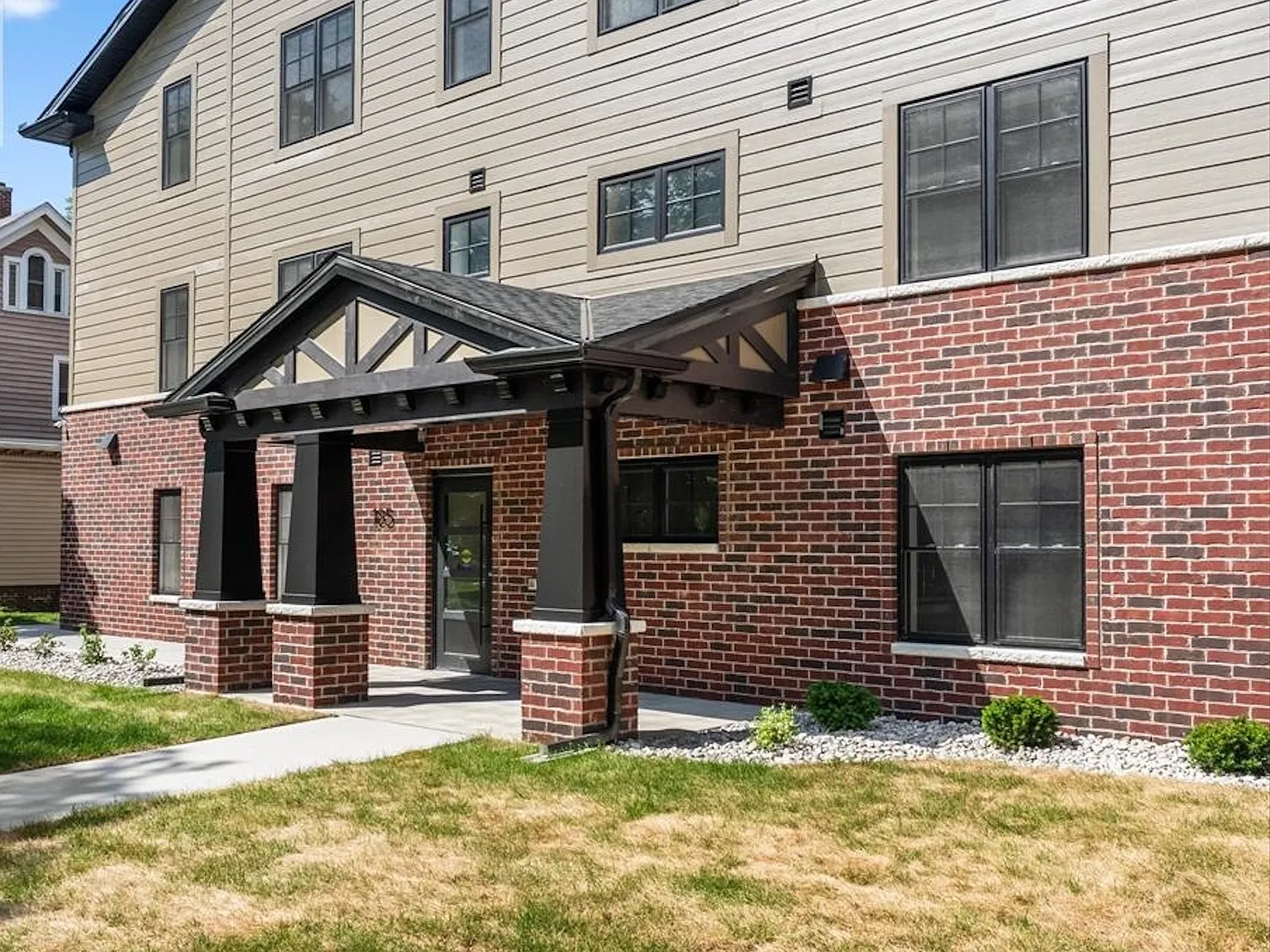 4 bed, $3,800 — Photo 2