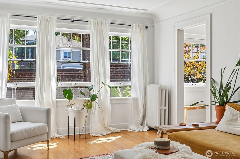 3rd image of 2634 Franklin Avenue E #304