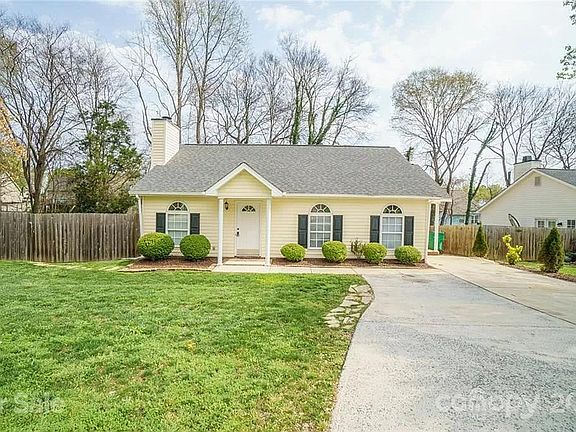Front of home with driveway