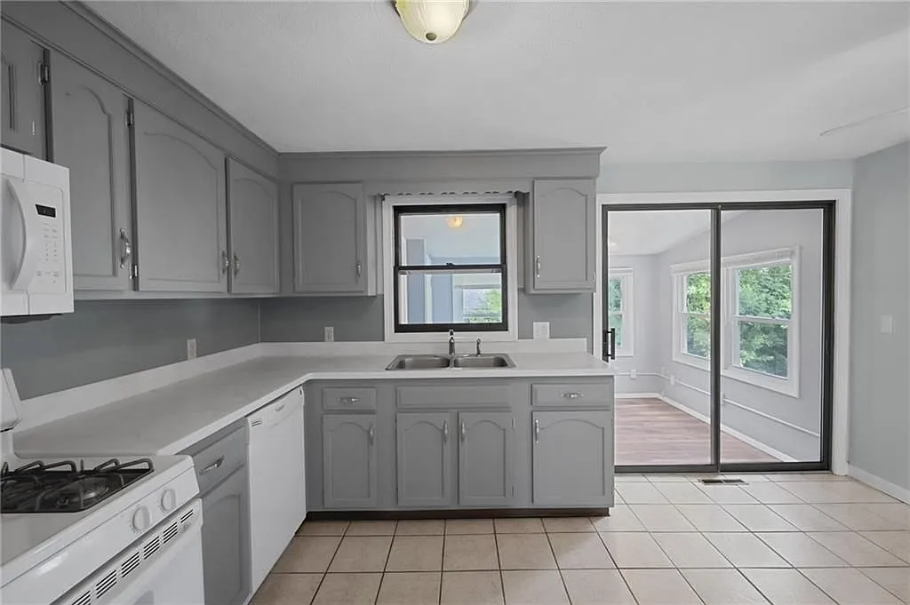 2 bed, 1.0 bath, 981 sqft, $1,900 — Photo 4
