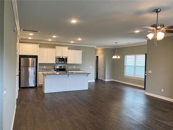 4th image of 215 Carrington Ave
