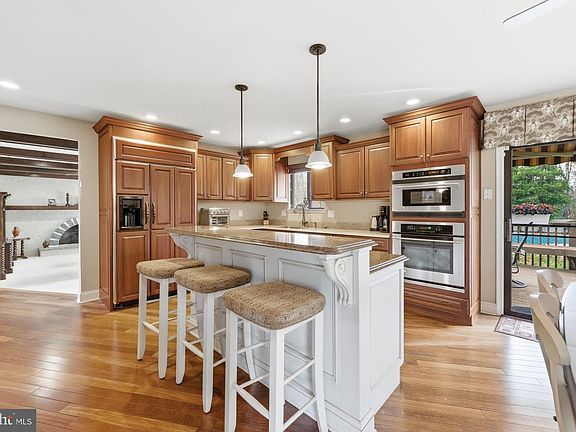 3rd image of 3 Stonehurst Dr