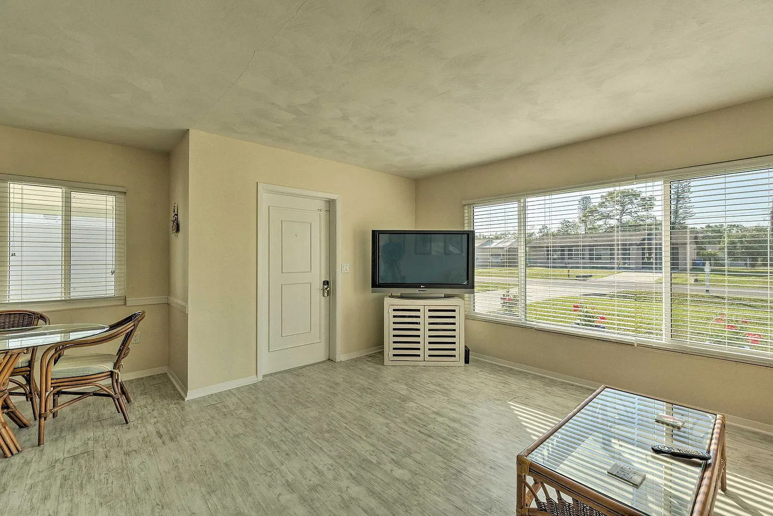 2 bed, 1.0 bath, 1097 sqft, $4,741 — Photo 4