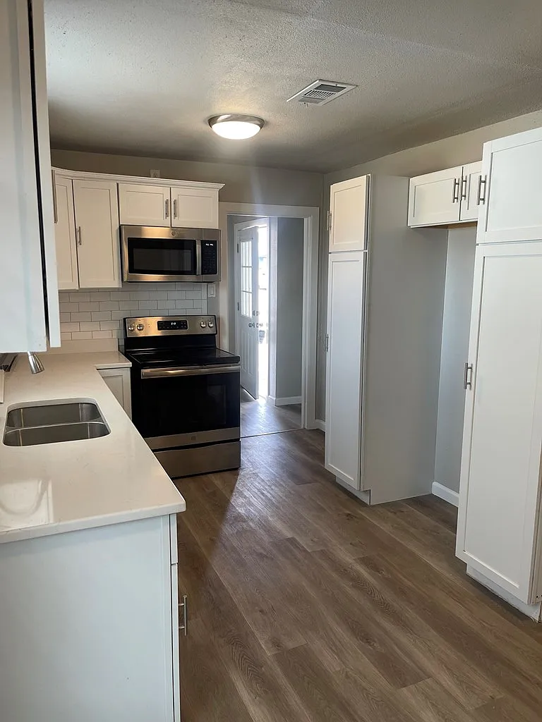 3 bed, 1080 sqft, $1,800 — Photo 2
