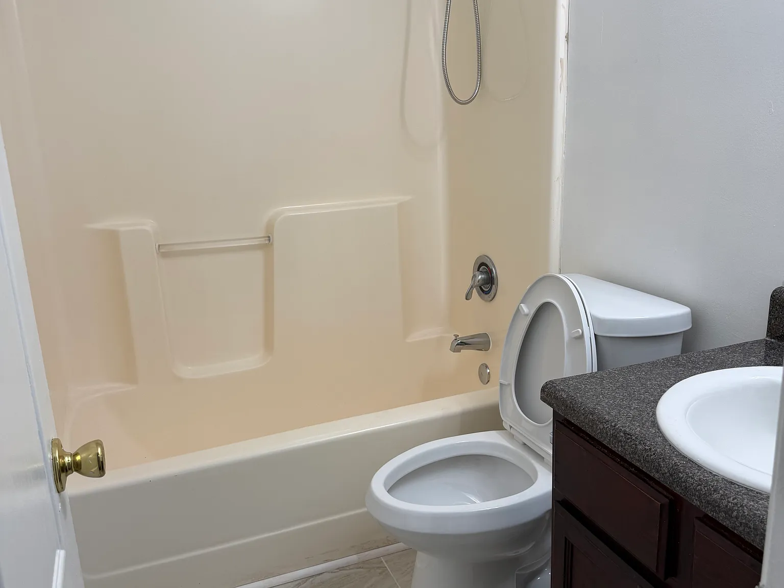 4 bed, 2.5 bath, 1943 sqft, $1,900 — Photo 3