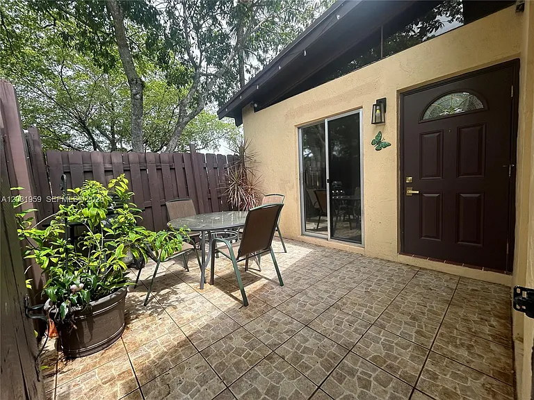 322 Briarwood Cir #1-17 — Photo 4