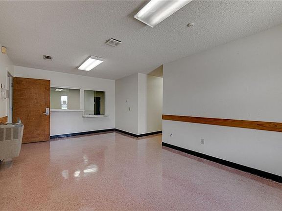 5th image of 301 Highland Dr
