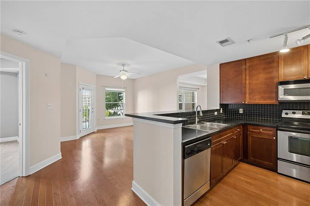 1 bed, 1.0 bath, 886 sqft, $2,000 — Photo 3