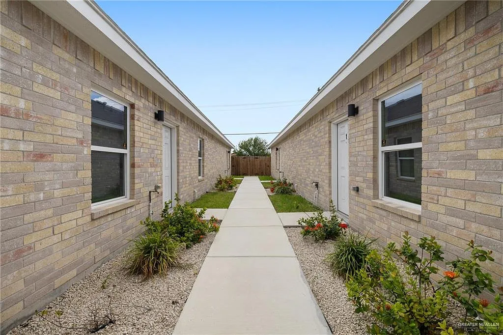 2 bed, 2.0 bath, 924 sqft, $1,250 — Photo 2