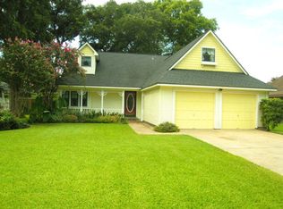 114 Raintree Ln, Lake Jackson, TX 77566