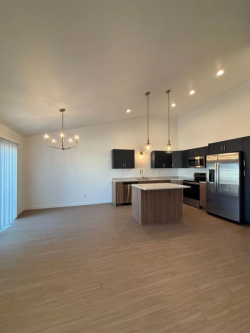 3 Bedroom 3 Bathroom Townhomes — Photo 2