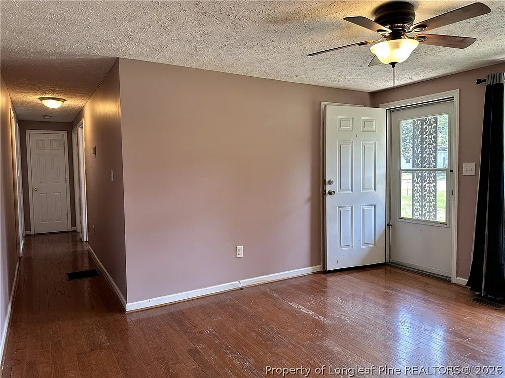 3 bed, 1.0 bath, 999 sqft, $1,000 — Photo 2