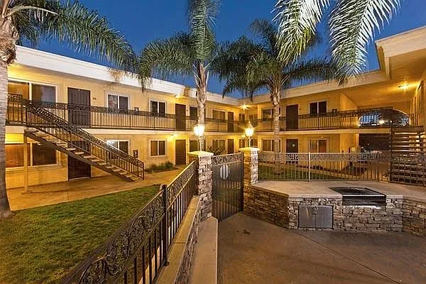 2 bed, 725 sqft, $2,400 — Photo 2