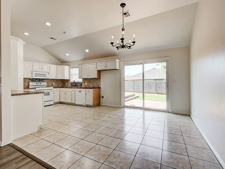 608 Cavecreek St — Photo 12