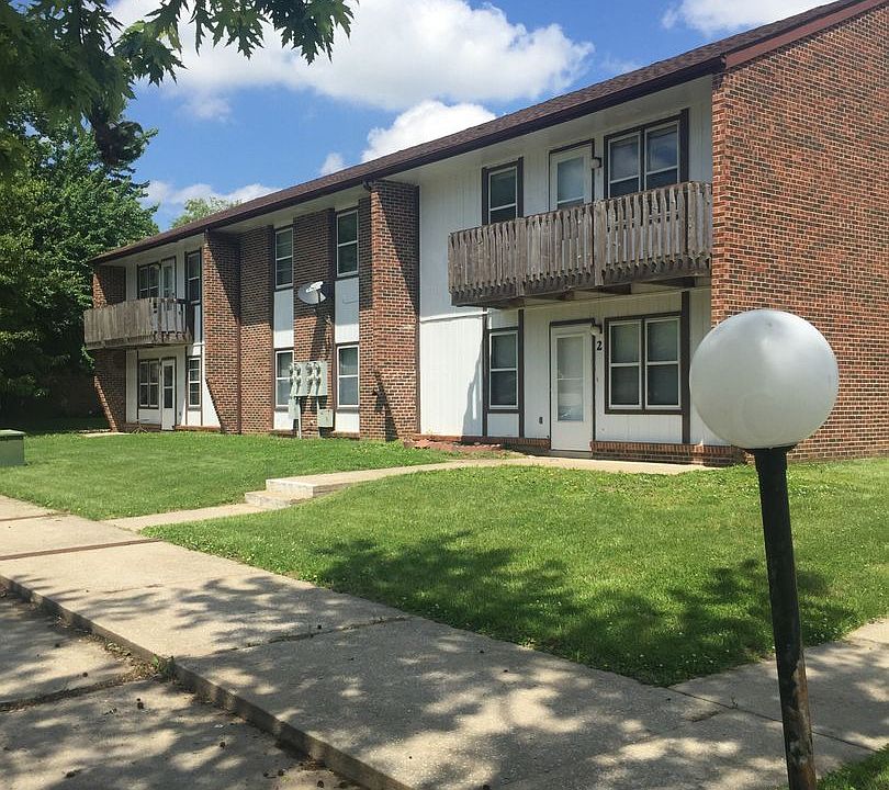 1st image of 404 Hillcrest Dr #2