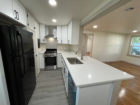 2nd image of 609 W 10th St #3