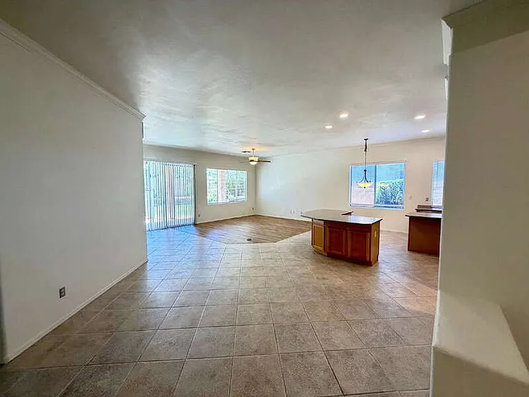885 W Aloe Pl — Photo 3