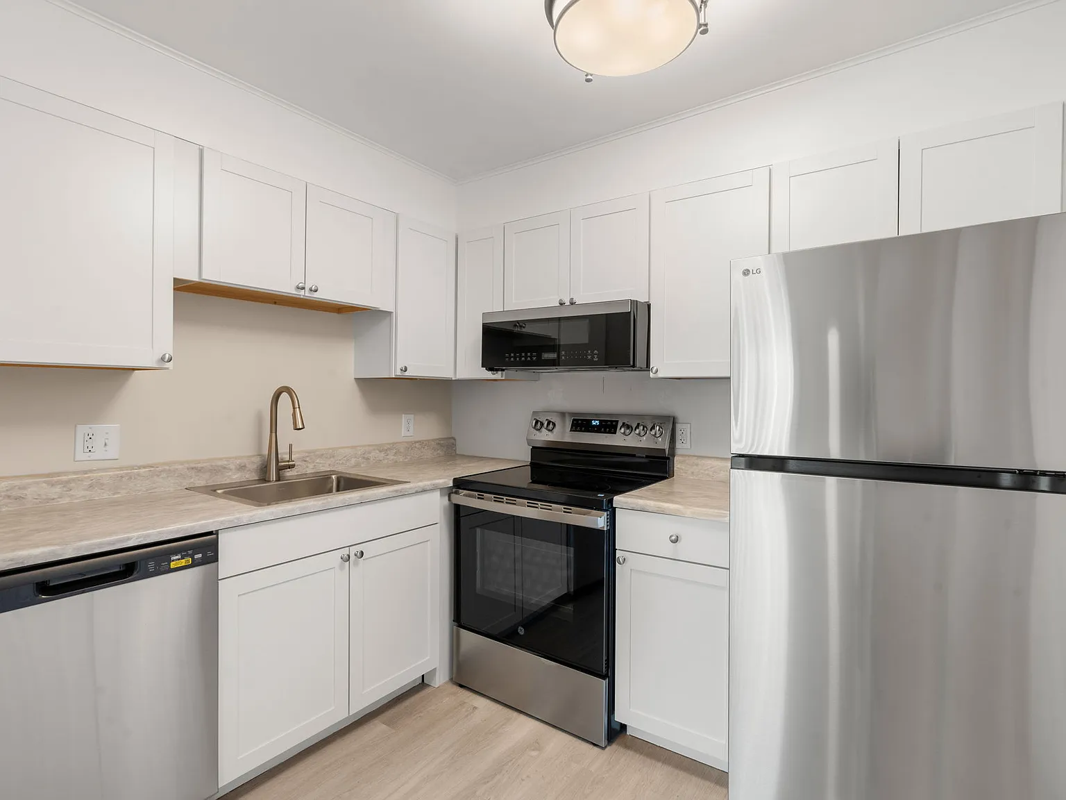 1 bed, 556 sqft, $2,000 — Photo 3