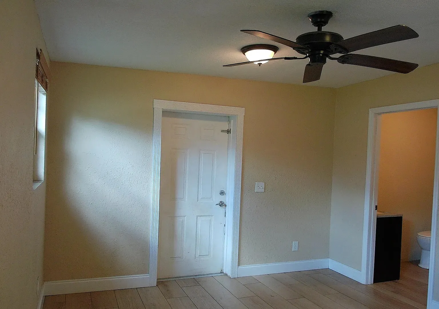 464 Judy St — Photo 2