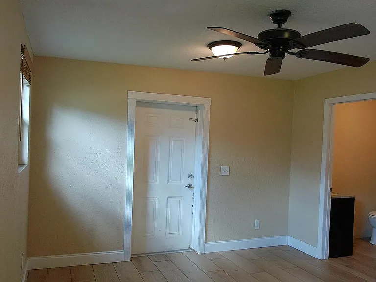 464 Judy St — Photo 2