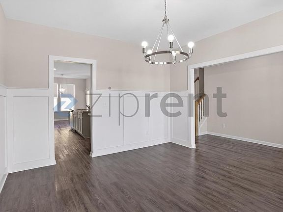 5th image of 1360 NE Slaton Manor Dr