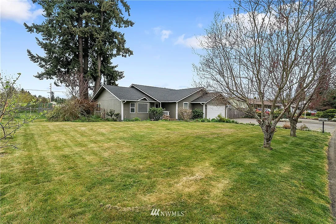 3814 Oxford Loop SE photo 1