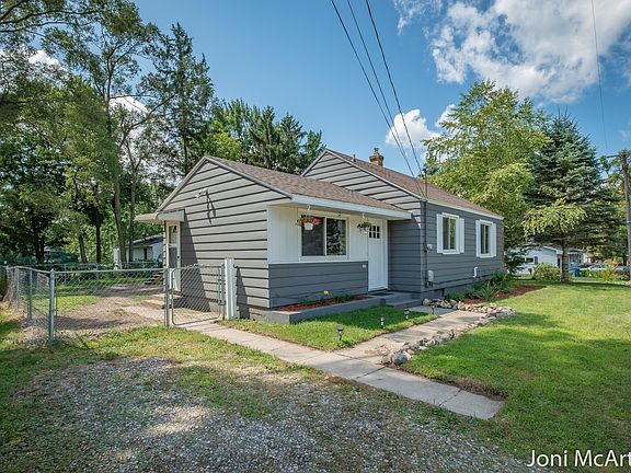 3rd image of 2203 Edgewater Dr NE