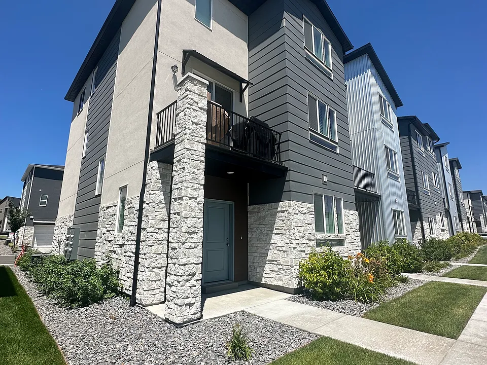 1023 W 360 S