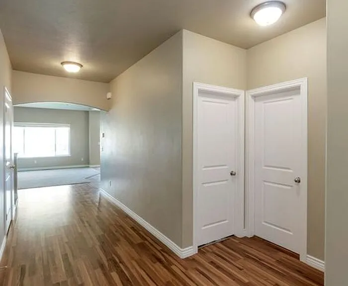 1848 W Woodview Dr — Photo 15