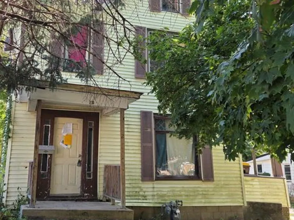 25 W Pleasant St