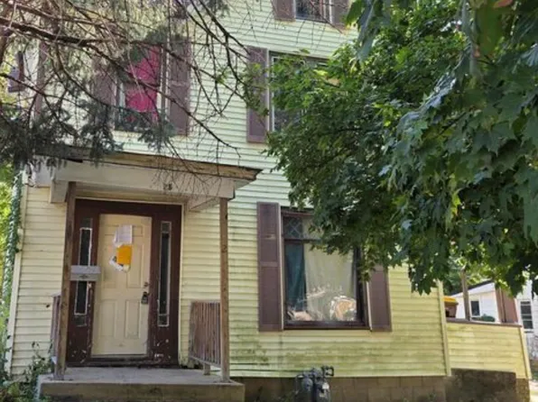 25 W Pleasant St, Freeport, IL 61032