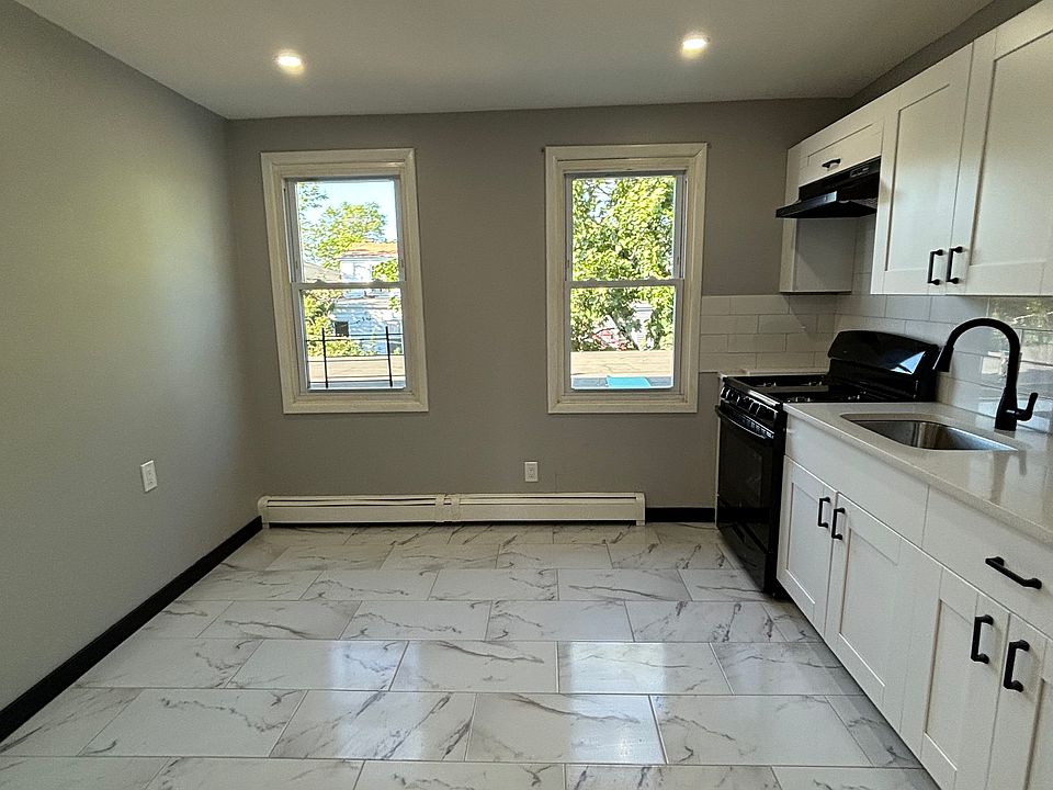 2nd image of 167 Shephard Ave APT 3