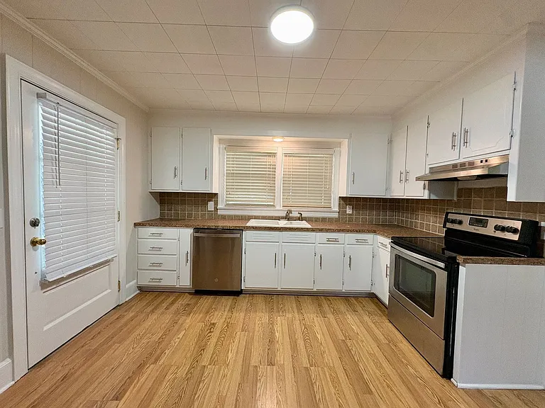 102 N Clarendon Dr — Photo 11