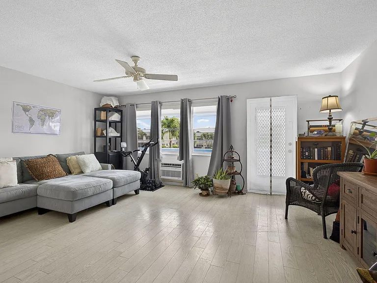 106 Camden E — Photo 10