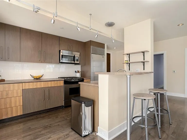 1609 Summit Ave #302 — Photo 3