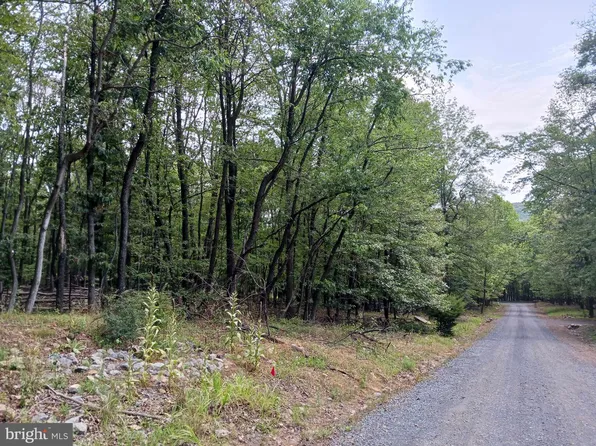 11 Pendragon Ct, Paw Paw, WV 25434