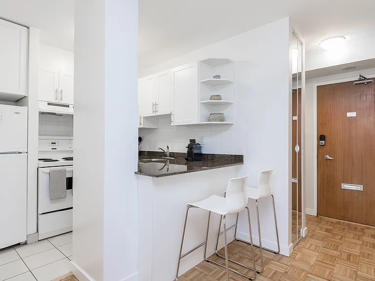 1033 Haro St — Photo 11