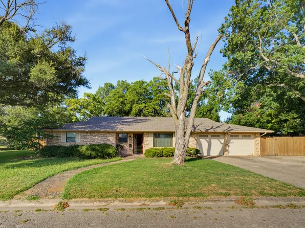 702 Preston St, Bowie, TX 76230
