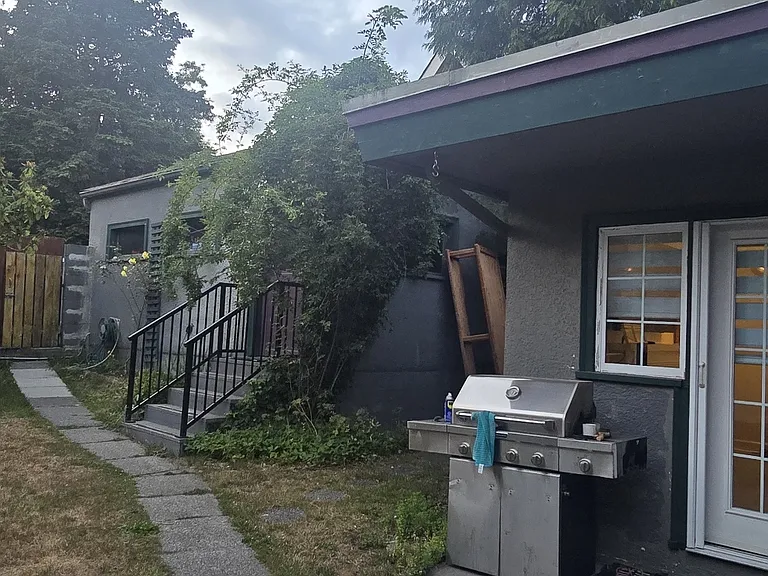 407 Saint George St — Photo 10
