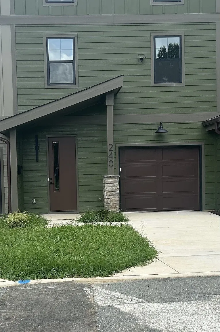 Modern Newly Built Townhome Minutes from Uptown-Style, Space & convenience! — Photo 1
