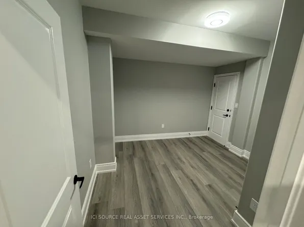 453 Thornborrow Ct #Basement, Milton, ON L9E 1T4