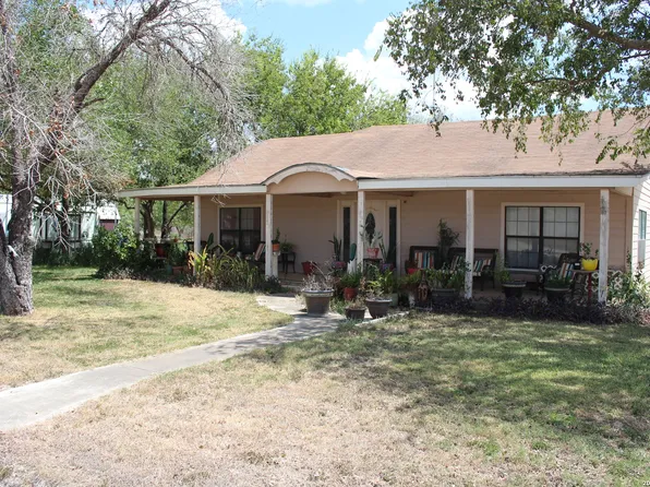 272 Jourdanton, Charlotte, TX 78011