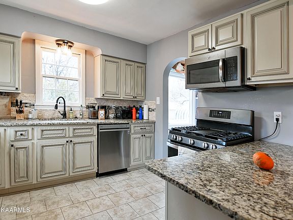 4th image of 2920 Bellevue St