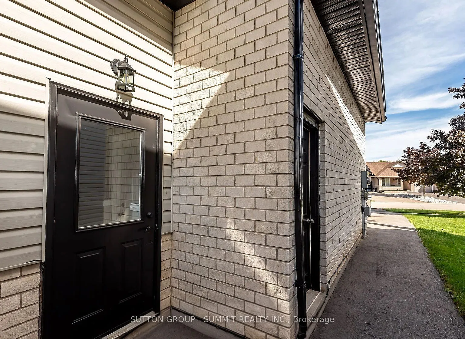 3 bed, $2,100 — Photo 2