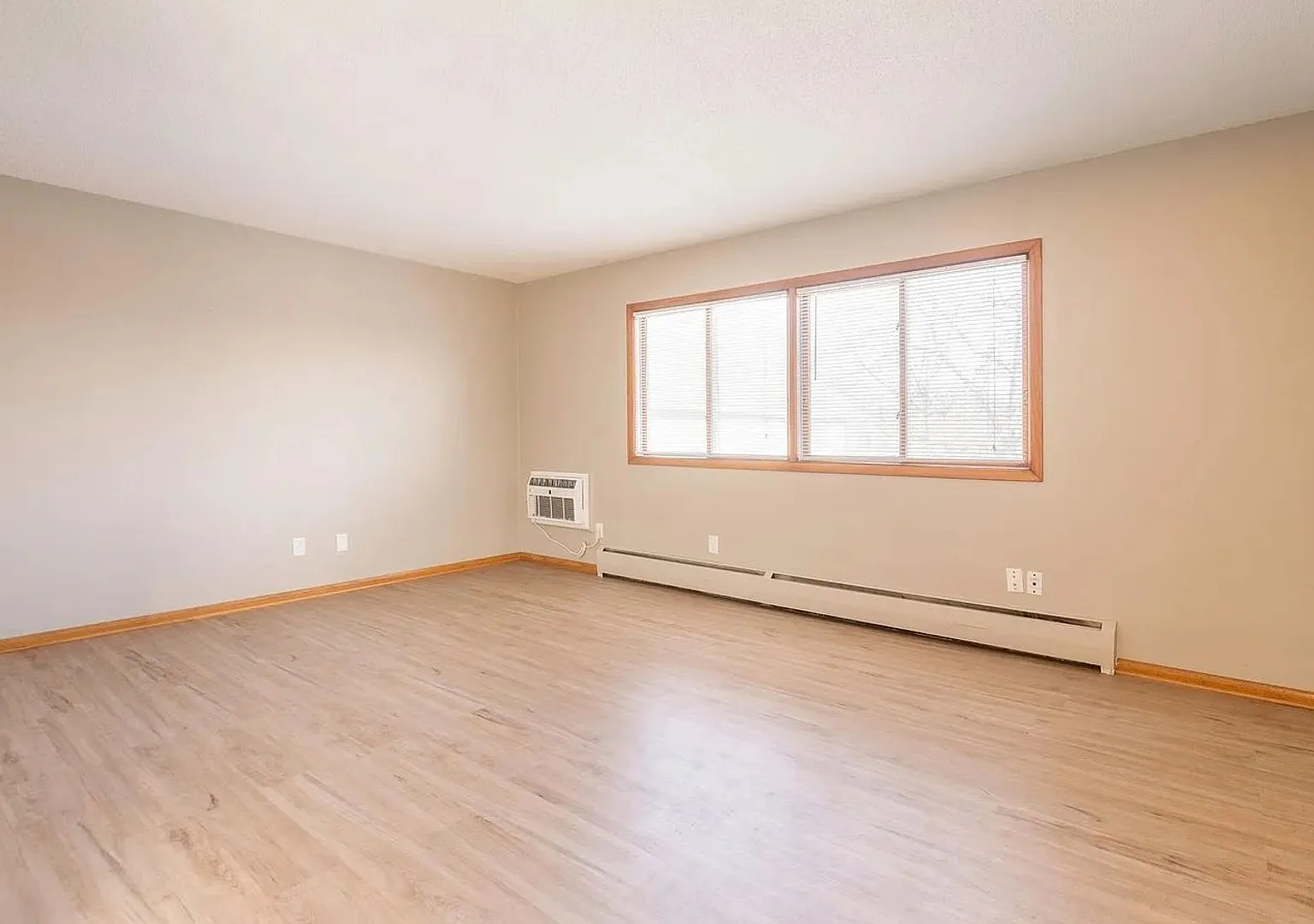 3407 Harriet — Photo 4